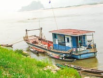 Le bateau et le pêcheur photo stock Le bateau et le pêcheur photo stock