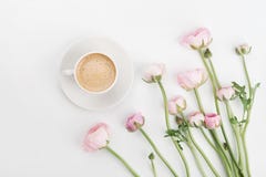 Le beau Ranunculus de ressort fleurit et tasse de café sur le bureau blanc d'en haut Carte de voeux Couleur en pastel de petit dé photographie stock libre de droits Le beau Ranunculus de ressort fleurit et tasse de café sur le bureau blanc d'en haut Carte de voeux Couleur en pastel de petit dé photographie stock libre de droits