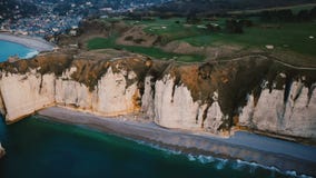 Le beau selfie de bourdon, de jeunes couples heureux de nouveaux mariés se reposent ensemble sur la falaise de côte de coucher du banque de vidéos Le beau selfie de bourdon, de jeunes couples heureux de nouveaux mariés se reposent ensemble sur la falaise de côte de coucher du banque de vidéos