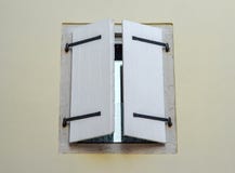 Le beau vieux châssis de fenêtre avec les volets en bois blancs et pâlissent le mur blanc Châssis de fenêtre antique rural Élémen photos stock Le beau vieux châssis de fenêtre avec les volets en bois blancs et pâlissent le mur blanc Châssis de fenêtre antique rural Élémen photos stock