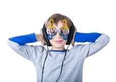 Le bel enfant blond élégant portant de grands écouteurs professionnels et lunettes drôles écoute la musique image libre de droits Le bel enfant blond élégant portant de grands écouteurs professionnels et lunettes drôles écoute la musique image libre de droits