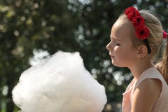 Le Belarus, Gomel, le 10 mars 2018 Les vacances des enfants à l'ouverture de la caravane de magasin La fille mange le coton bien photos libres de droits Le Belarus, Gomel, le 10 mars 2018 Les vacances des enfants à l'ouverture de la caravane de magasin La fille mange le coton bien photos libres de droits