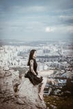 Le belle donne vedono il paesaggio della città sulla montagna fotografie stock Le belle donne vedono il paesaggio della città sulla montagna fotografie stock