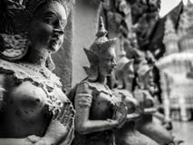 Le belle mani della scultura buddista afferrate nella preghiera, dettaglio delle figure buddisti hanno scolpito in Wat Sanpayangl fotografie stock Le belle mani della scultura buddista afferrate nella preghiera, dettaglio delle figure buddisti hanno scolpito in Wat Sanpayangl fotografie stock