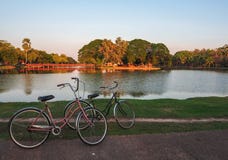 Le bici sono nel parco immagini stock libere da diritti Le bici sono nel parco immagini stock libere da diritti