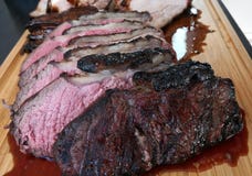 Le bistecche di scamone e la pancia di carne di maiale hanno cucinato in marinata del BBQ del miele su una griglia immagini stock Le bistecche di scamone e la pancia di carne di maiale hanno cucinato in marinata del BBQ del miele su una griglia immagini stock