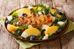 Le blanc de poulet grillé a servi avec des pêches, myrtilles, arugula Photographie stock libre de droits Le blanc de poulet grillé a servi avec des pêches, myrtilles, arugula Photographie stock libre de droits