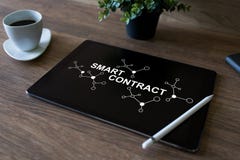 Le blockchain futé de contrat a basé le concept de technologie sur l'écran Cryptocurrency, Bitcoin et ethereum photos libres de droits Le blockchain futé de contrat a basé le concept de technologie sur l'écran Cryptocurrency, Bitcoin et ethereum photos libres de droits