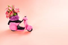 Le bouquet des roses fleurissent dans le panier sur la banquette arrière du scooter rose mignon sur le fond rose image stock Le bouquet des roses fleurissent dans le panier sur la banquette arrière du scooter rose mignon sur le fond rose image stock