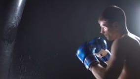 Le boxeur bat la poire de boxeur Le boxeur bat la poire de boxeur