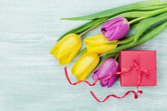 Le boîte-cadeau et la tulipe fleurit sur la table rustique pour le jour du 8 mars, des femmes internationales, le jour d'annivers Photos libres de droits Le boîte-cadeau et la tulipe fleurit sur la table rustique pour le jour du 8 mars, des femmes internationales, le jour d'annivers Photos libres de droits