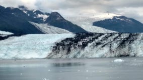 Le bras de l'Alaska Harvard de fjord d'université de glacier de Harvard avec la neige a couvert les crêtes de montagne et l'océan photos stock Le bras de l'Alaska Harvard de fjord d'université de glacier de Harvard avec la neige a couvert les crêtes de montagne et l'océan photos stock