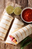 Le burrito végétarien bourré du riz et des légumes a servi avec image libre de droits Le burrito végétarien bourré du riz et des légumes a servi avec image libre de droits