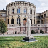 Le bâtiment du Parlement, bâtiment de Storting, Karl Johans Gate, OSLO, NORVÈGE image stock Le bâtiment du Parlement, bâtiment de Storting, Karl Johans Gate, OSLO, NORVÈGE image stock