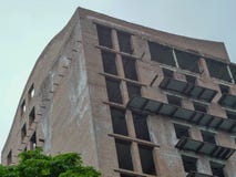 Le bâtiment est construit de la brique avec des violations de codes du bâtiment photographie stock Le bâtiment est construit de la brique avec des violations de codes du bâtiment photographie stock