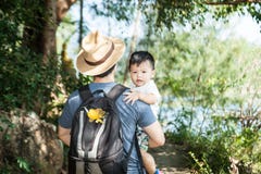 Le bébé avec le papa images stock Le bébé avec le papa images stock