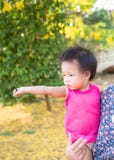 Le bébé a étiré sa main images libres de droits Le bébé a étiré sa main images libres de droits