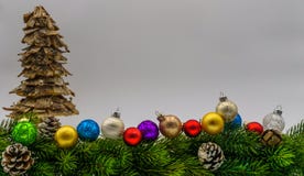 le cadre de fond enferme dans une boîte les bandes d'isolement d'or de cadeau de Noël blanches photographie stock le cadre de fond enferme dans une boîte les bandes d'isolement d'or de cadeau de Noël blanches photographie stock