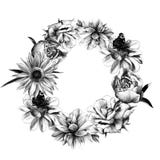 Le cadre rond des pivoines de dahlias de fleurs de tournesol et a monté avec le papillon et les feuilles sur le fond blanc Images libres de droits Le cadre rond des pivoines de dahlias de fleurs de tournesol et a monté avec le papillon et les feuilles sur le fond blanc Images libres de droits