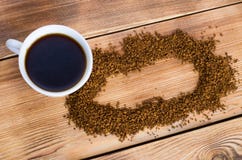 Le caf? se tient ? c?t? d'une tasse blanche remplie du caf? chaud parmi les grains de caf? dispers?s, table, vue sup?rieure, hori image libre de droits Le caf? se tient ? c?t? d'une tasse blanche remplie du caf? chaud parmi les grains de caf? dispers?s, table, vue sup?rieure, hori image libre de droits