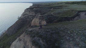 Le calme spirituel, le mâle de yogi et femelles en position de lotus méditent pendant le yoga en nature se reposant sur la pente banque de vidéos Le calme spirituel, le mâle de yogi et femelles en position de lotus méditent pendant le yoga en nature se reposant sur la pente banque de vidéos