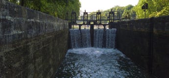 Le canal du Midi ferme à clef à en Dorthe, la Gironde de Castets image stock Le canal du Midi ferme à clef à en Dorthe, la Gironde de Castets image stock