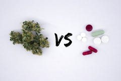 Le cannabis médicinal a fait face avec des pilules photographie stock Le cannabis médicinal a fait face avec des pilules photographie stock