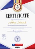 Le certificat blanc officiel avec les rubans violets rouges et l'éducation conçoivent des éléments, chapeau de graduatioin, tasse Images stock Le certificat blanc officiel avec les rubans violets rouges et l'éducation conçoivent des éléments, chapeau de graduatioin, tasse Images stock