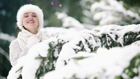 Le chapeau de fourrure a habillé le regard femelle attrayant de sourire et se cachant derrière la branche impeccable dans la forê clips vidéos Le chapeau de fourrure a habillé le regard femelle attrayant de sourire et se cachant derrière la branche impeccable dans la forê clips vidéos