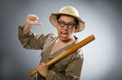 Le chapeau de port de safari d'homme dans le concept drôle photographie stock libre de droits Le chapeau de port de safari d'homme dans le concept drôle photographie stock libre de droits