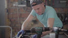 Le charpentier dans le chapeau noir et gants mettant la colle sur le cadre en bois L'homme utilisant l'arme ? feu de colle de sil clips vidéos Le charpentier dans le chapeau noir et gants mettant la colle sur le cadre en bois L'homme utilisant l'arme ? feu de colle de sil clips vidéos