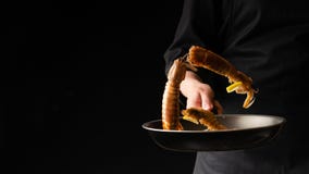 Le chef pr?pare des fruits de mer, crevette de mante, la cuisine asiatique est, dilikates, sur un fond noir, photo horizontale, b photographie stock libre de droits Le chef pr?pare des fruits de mer, crevette de mante, la cuisine asiatique est, dilikates, sur un fond noir, photo horizontale, b photographie stock libre de droits