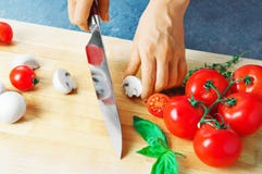 Le chef professionnel coupe des légumes avec un couteau pointu de Damasc photographie stock Le chef professionnel coupe des légumes avec un couteau pointu de Damasc photographie stock