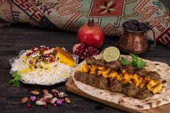 Le chiche-kebab persan du Moyen-Orient traditionnel de Shashlik de viande de poulet et d'agneau a embroché le gril de BBQ de vian Le chiche-kebab persan du Moyen-Orient traditionnel de Shashlik de viande de poulet et d'agneau a embroché le gril de BBQ de vian