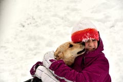Le chien saute pour la joie à la fille et lèche son visage photos stock Le chien saute pour la joie à la fille et lèche son visage photos stock