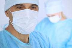 Le chirurgien de patron examine l'opération tandis que l'équipe médicale sont occupée du patient Médecine, soins de santé et urge image libre de droits Le chirurgien de patron examine l'opération tandis que l'équipe médicale sont occupée du patient Médecine, soins de santé et urge image libre de droits
