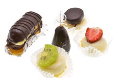 Le chocolat a plongé des fruits sur le fond blanc images libres de droits Le chocolat a plongé des fruits sur le fond blanc images libres de droits