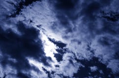 Le ciel bleu-foncé avec un stratocumulus opacifie et le soleil toned photos stock Le ciel bleu-foncé avec un stratocumulus opacifie et le soleil toned photos stock