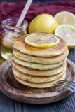 Le citron et le chia sains sèment des crêpes servies avec du miel, vertical Photographie stock Le citron et le chia sains sèment des crêpes servies avec du miel, vertical Photographie stock