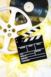 Le clapet de film sur le cinéma de 35 millimètres tournoie extrait de film jaune déroulé photographie stock Le clapet de film sur le cinéma de 35 millimètres tournoie extrait de film jaune déroulé photographie stock