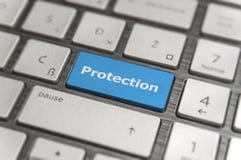Le clavier avec la clé bleue entrent dans et expriment le PC moderne de bouton de protection images libres de droits Le clavier avec la clé bleue entrent dans et expriment le PC moderne de bouton de protection images libres de droits