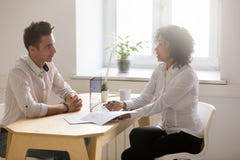 Le client de consultation africain d'architecte, d'agent immobilier ou de concepteur discutent photo stock Le client de consultation africain d'architecte, d'agent immobilier ou de concepteur discutent photo stock