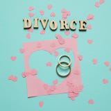 Le coeur bris? et deux anneaux d'or Divorce civil de famille, conflit images stock Le coeur bris? et deux anneaux d'or Divorce civil de famille, conflit images stock