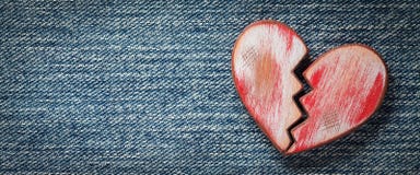 Le coeur bris? rouge rustique images stock Le coeur bris? rouge rustique images stock