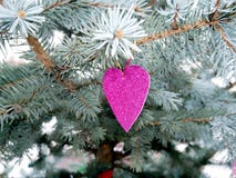 Le coeur pourpre sur les branches se parent, romantique photo libre de droits Le coeur pourpre sur les branches se parent, romantique photo libre de droits