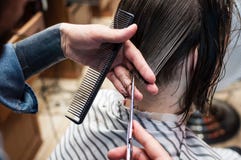 Le coiffeur principal coupe un homme dans le salon image libre de droits Le coiffeur principal coupe un homme dans le salon image libre de droits