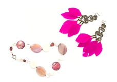 Le collier pour des boucles d'oreille de femmes avec des plumes dentellent le fond blanc Image stock Le collier pour des boucles d'oreille de femmes avec des plumes dentellent le fond blanc Image stock
