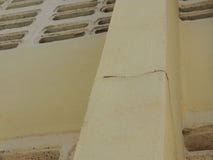 Le colonne della casa che sopportano il peso di grande struttura di tetto sono rotte fotografie stock Le colonne della casa che sopportano il peso di grande struttura di tetto sono rotte fotografie stock