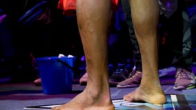 Le combattant afro-américain se préparant au combat, vue sur ses jambes se ferment Jeune sportif afro-américain se reposant ensu photographie stock Le combattant afro-américain se préparant au combat, vue sur ses jambes se ferment Jeune sportif afro-américain se reposant ensu photographie stock