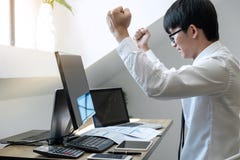 Le commerce d'homme d'affaires stocke le courtier en ligne et courant regardant le graphique fonctionnant et analysant avec l'écr images libres de droits Le commerce d'homme d'affaires stocke le courtier en ligne et courant regardant le graphique fonctionnant et analysant avec l'écr images libres de droits